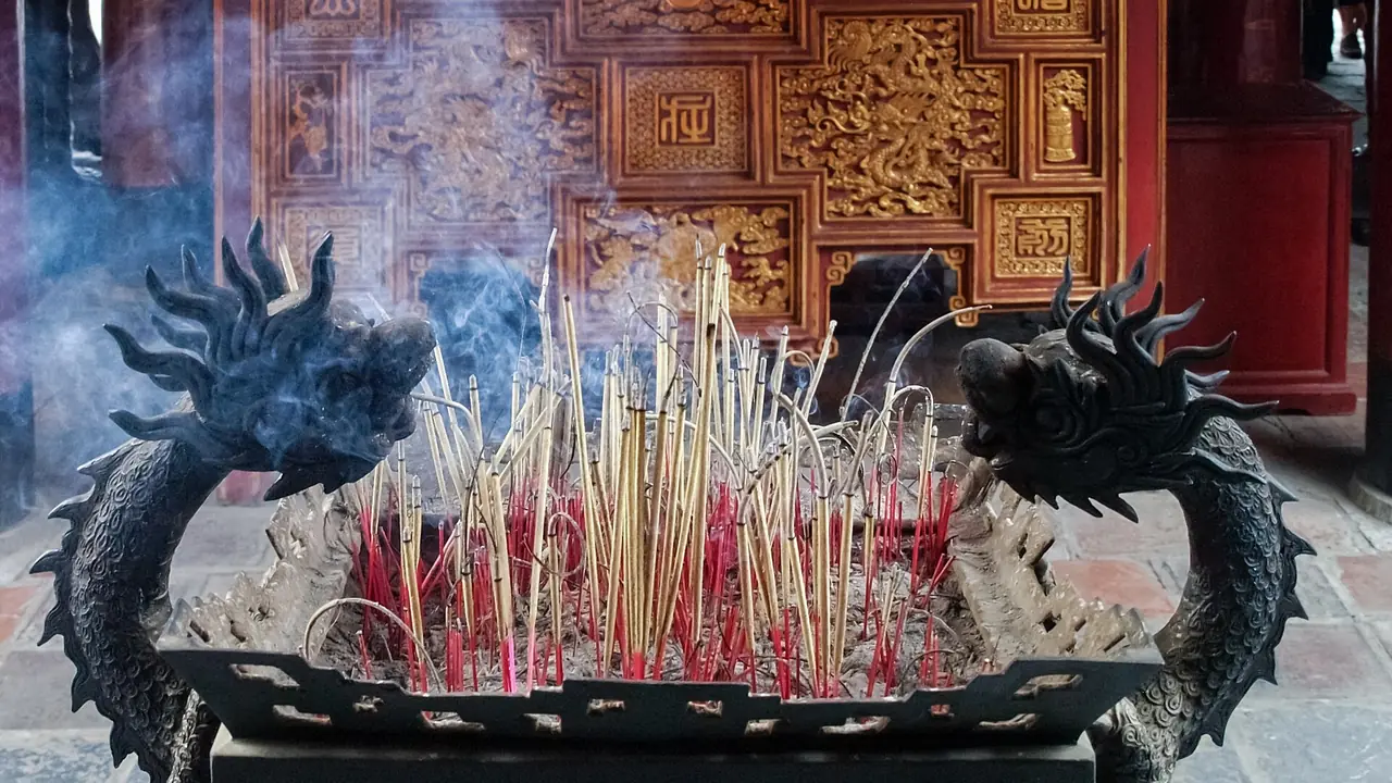 Hương thắp tại Văn Miếu, Hà Nội
